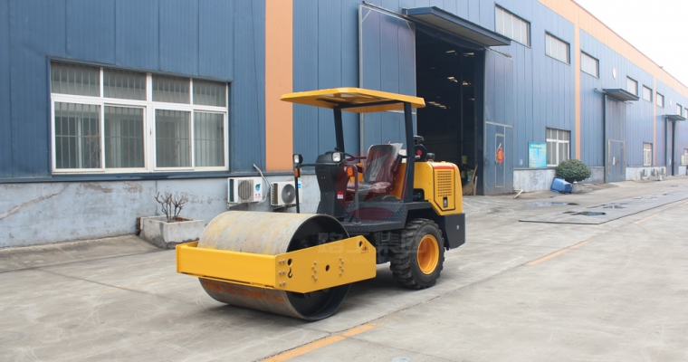 如何操作座駕式壓路機(jī)才正確？