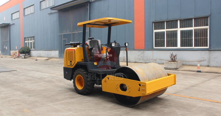 小型壓路機(jī)變速箱保養(yǎng)的重要性體現(xiàn)在哪里